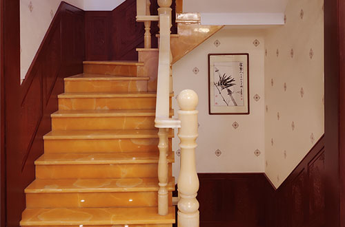 无为中式别墅室内汉白玉石楼梯的定制安装装饰效果